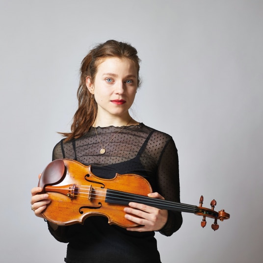 Frau mit Geige