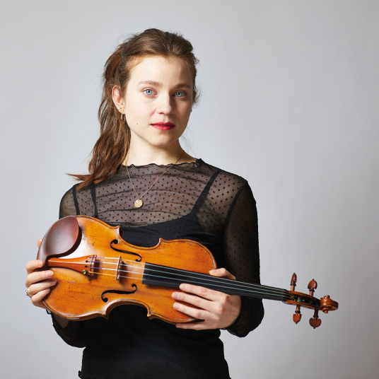 Frau mit Geige
