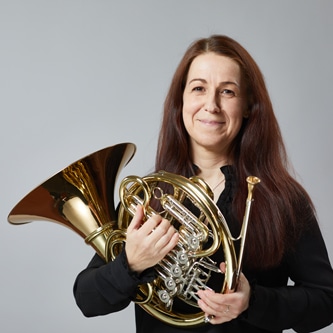 Frau mit Waldhorn