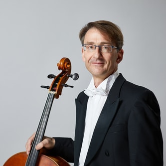 Mann mit Cello