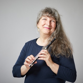 Frau mit Piccolo-Querflöte