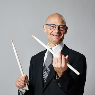 Mann mit Trommelstöcken