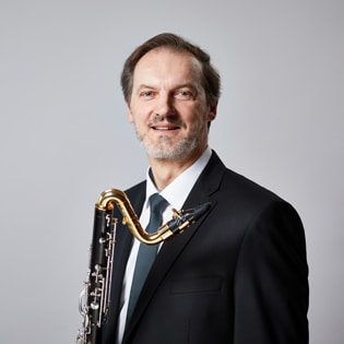 Mann mit Bassklarinette