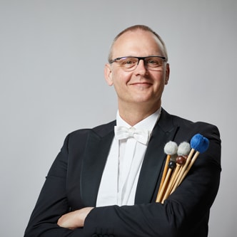 Mann mit Trommelstöcken