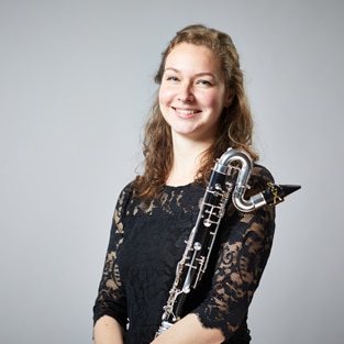 Frau mit Klarinette