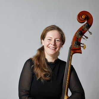 Frau mit Kontrabass