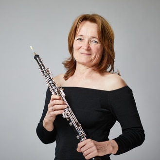 Frau mit Oboe
