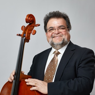Mann mit Cello