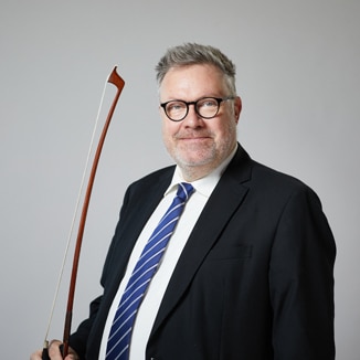 Mann mit Kontrabass-Bogen