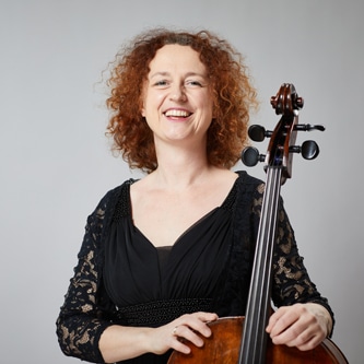 Frau mit Cello