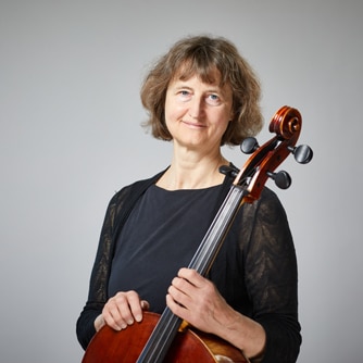 Frau mit Cello